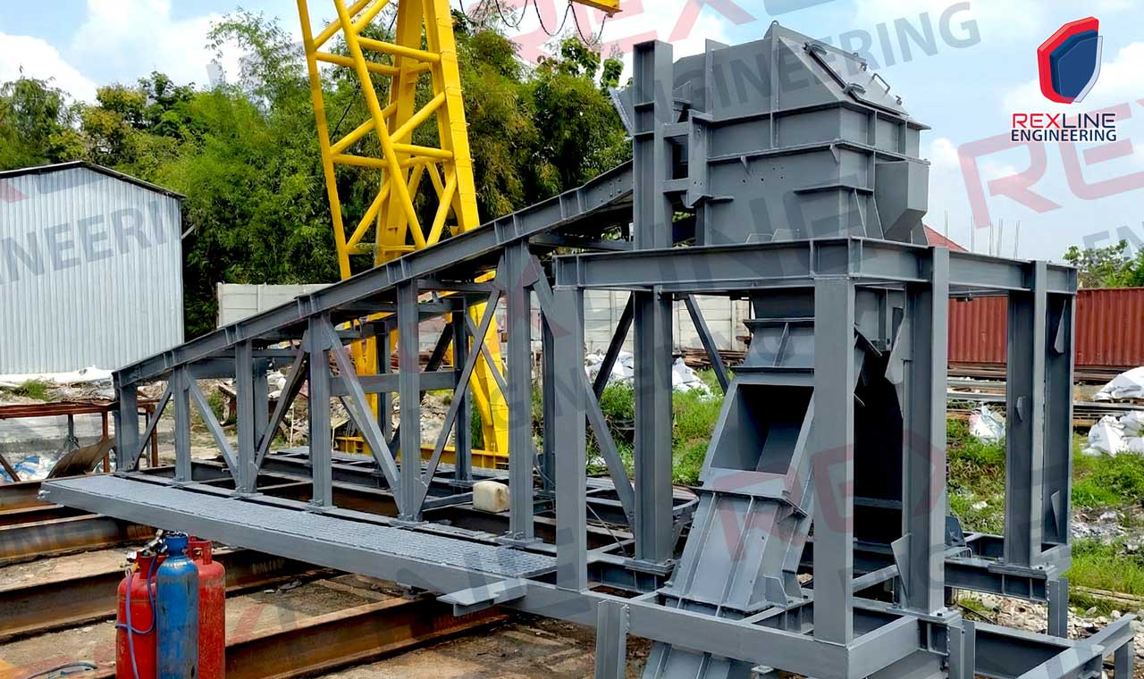Fabrikasi struktur konveyor baja berat di workshop Rexline Lamongan