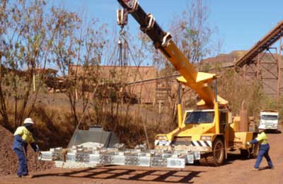 Mobile crane mengangkat modul timbang ke posisinya sementara teknisi memandunya di lokasi