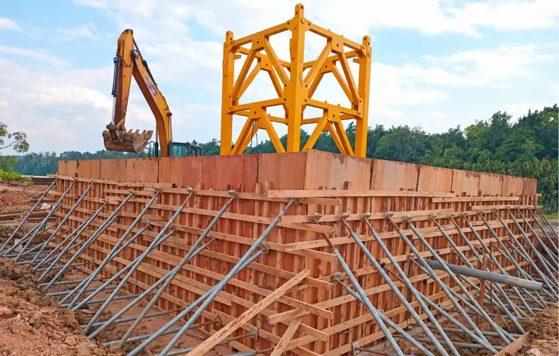 Marine Tower Crane Foundation & Erection — Starter-mast foundation and slewing-platform assembly