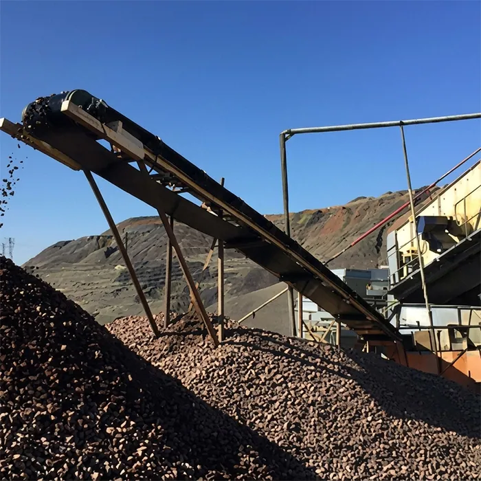 Sistem konveyor membentuk stockpile